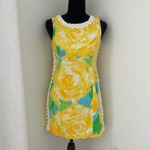 Lilly Pulitzer yellow rose dress
Size 4
